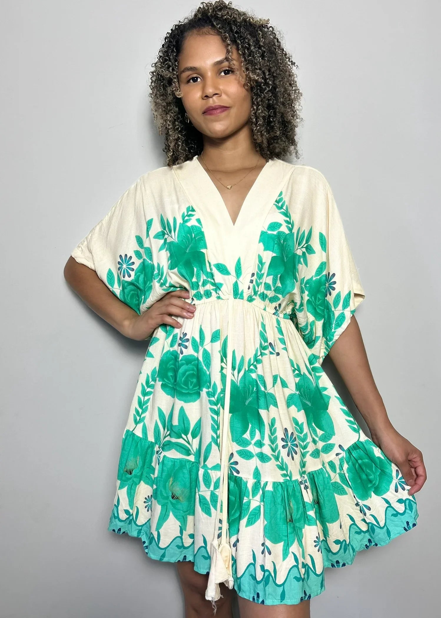 vestido curto bege e verde - LE XAVIER