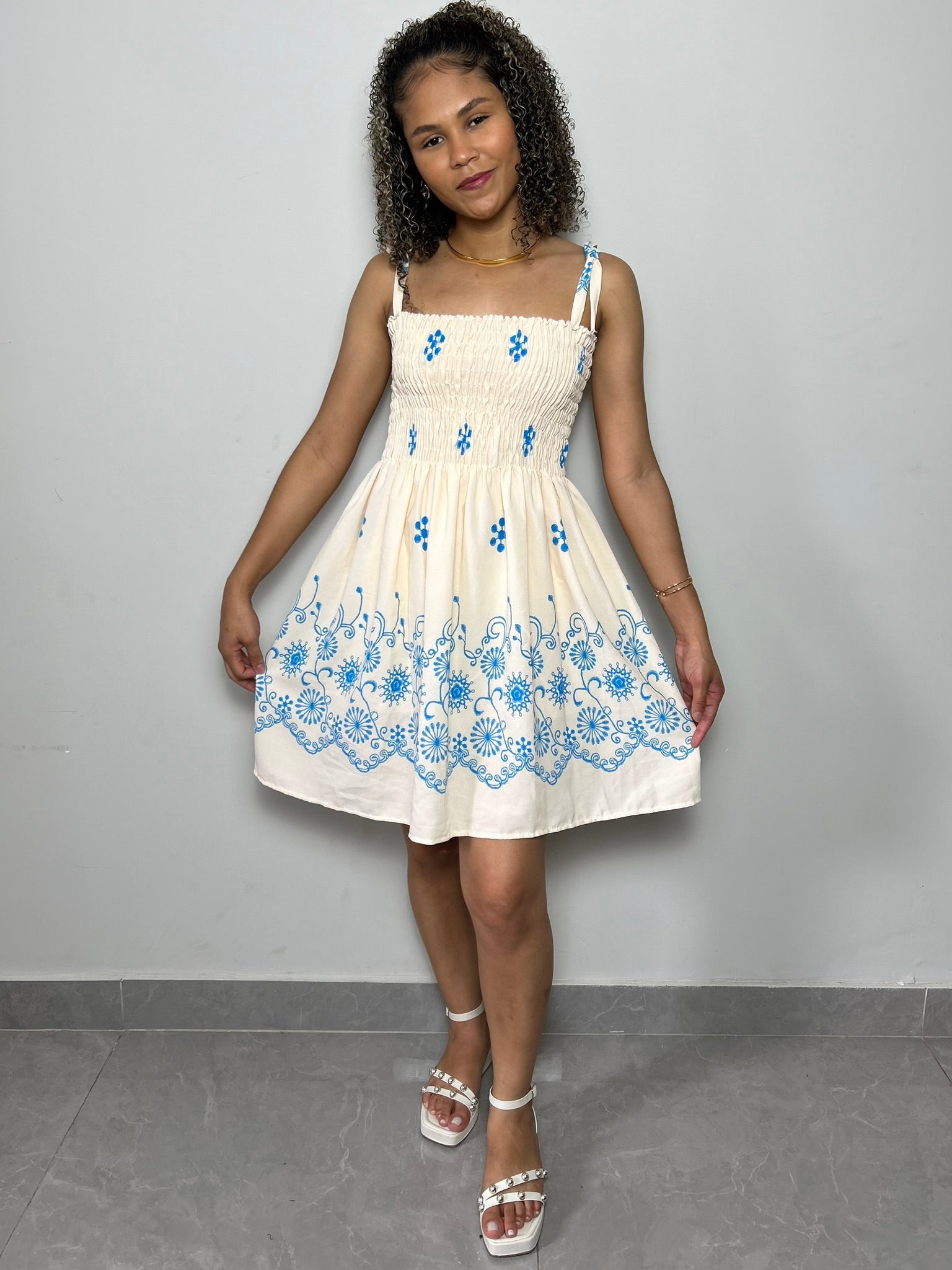 vestido curto bege e azul 2 promocao - LE XAVIER